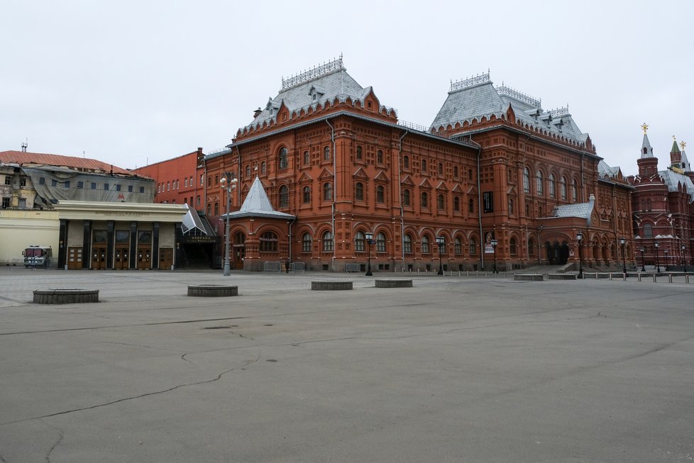 Rudé náměstí v Moskvě je kvůli epidemii koronaviru zcela prázdné (30. 3. 2020)