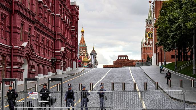 Policie stráží vstup na moskevské Rudé náměstí