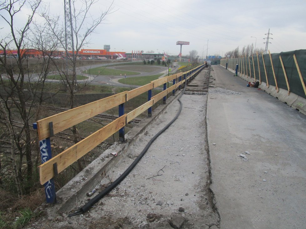 Uzávěrka Rudné ulice v Ostravě způsobuje řidičům problémy i více než měsíc po jejím zahájení.