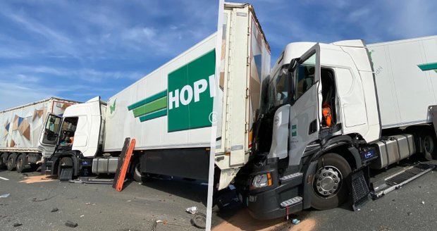 Nehoda kamionů zablokovala dálnici D5: Jeden z řidičů za jízdy sledoval hokej?!
