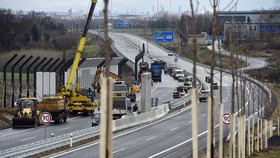 Dostavba takzvané prodloužené Rudné, části důležité silnice I/11, která má zrychlit dopravu mezi Ostravou a Opavou a ulevit Porubě, skončila.
