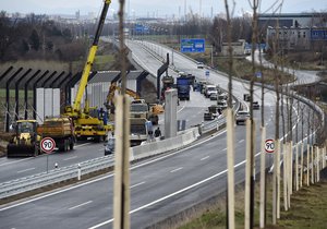 Dostavba takzvané prodloužené Rudné, části důležité silnice I/11, která má zrychlit dopravu mezi Ostravou a Opavou a ulevit Porubě, skončila.