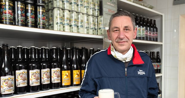 Pavel Rokoš je majitelem a sládkem rodinného pivovárku Parovar v Rudné u Prahy.