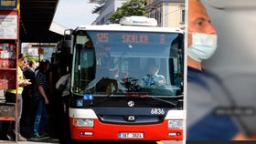 Muž v Rudné se uspokojoval v autobuse a díval se na jednu z cestujících: Ta ho stihla natočit