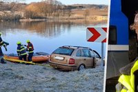 Drama na rybníku ve Švihově: Řidič sypače zachránil šoféra neplavce z utopené fabie