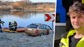 Drama na rybníku ve Švihově: Řidič sypače zachránil šoféra neplavce z utopené fabie