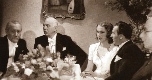 Rudolf Deyl starší (druhý zleva) vynikal zvučným hlasem a majestátním výrazem. Zde ve filmu Dva týdny štěstí  (1940).