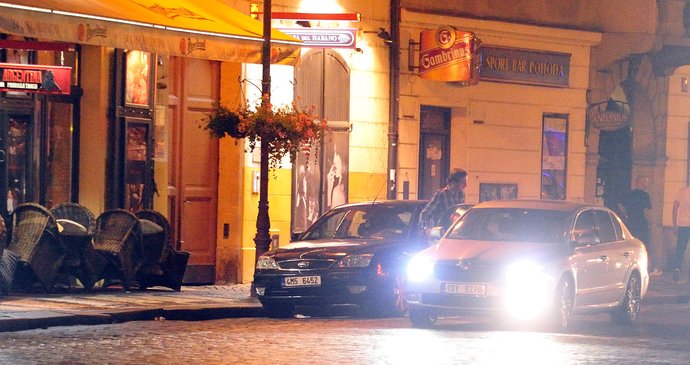 Argentinská restaurace, Praha 1, 0:57 - Blažek opouští restauraci.