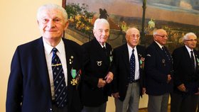 Vyznamenaní hrdinové: (zleva) Rudolf Čapek, Zbyšek Nečas, Josef Novák, Jiří Pavel, Bernard Peters a Hugo Mellion