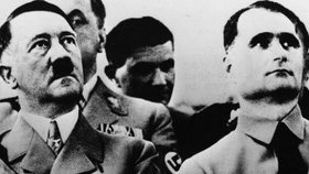 Adolf Hitler a s nejvěrnějším služebníkem - Rudolfem Hessem.  Ještě netušil, že ho brzy zradí.