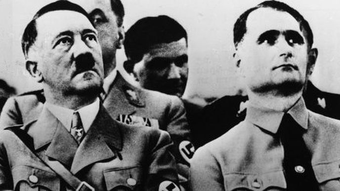 Adolf Hitler a jeho nejvěrnější služebník.  Ještě netušil, že ho brzy zradí.