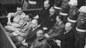 Rudolf Hess při Norimberském procesu (první řada, druhý zleva)