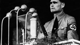 Rudolf Hess při svém projevu na sjezdu nacistické strany NSDAP