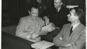 Rudolf Hess (zcela vpravo) během Norimberského procesu společně s velkoadmirálem Karlem Dönitzem (uprostřed) a šéfem Luftwaffe Hermannem Göringem.