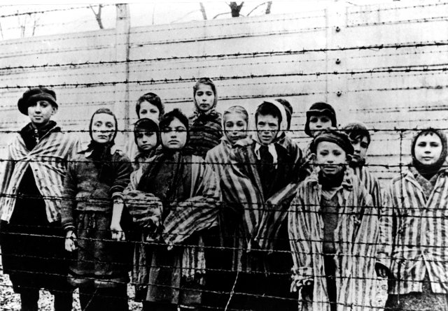 Tyhle děti měly štěstí: Přežili koncentrační tábor v Osvětimi! (foto z roku 1945 po osvobození tábora) Narozdíl od milionu lidí, kteří zde našli smrt