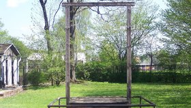 Šibenice, na které byl popraven Rudolf Höss, je stále v areálu bývalého koncentračního tábora v Osvětimi.