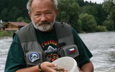 Každý rybář má vlastní recepty na ta nejlepší těsta. Herec Rudolf Hrušínský není výjimkou.