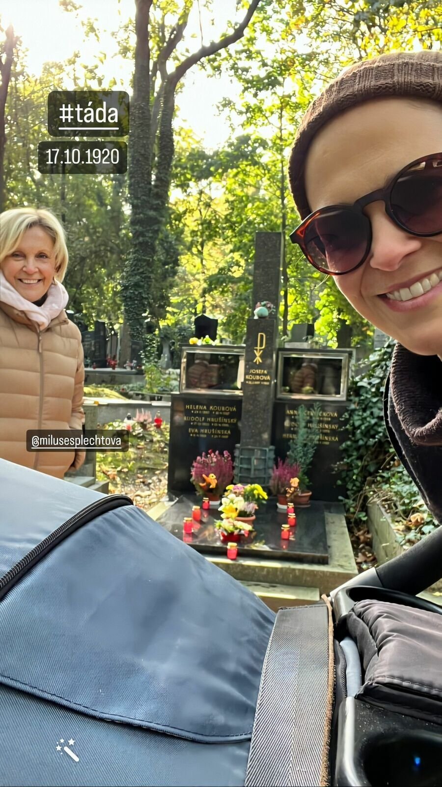 K hrobu se Šplechtová vydala s dcerou a vnoučkem.