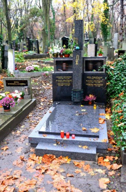 Hrob rodiny Hrušínkých se nachází v Praze na Olšanech a je o něj s láskou pečováno.