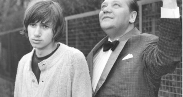 1970: Otec Rudolf a patnáctiletý syn Jan ve filmu Lítost řeší generační spory. 1970: Otec Rudolf a patnáctiletý syn Jan ve filmu Lítost řeší generační spory.