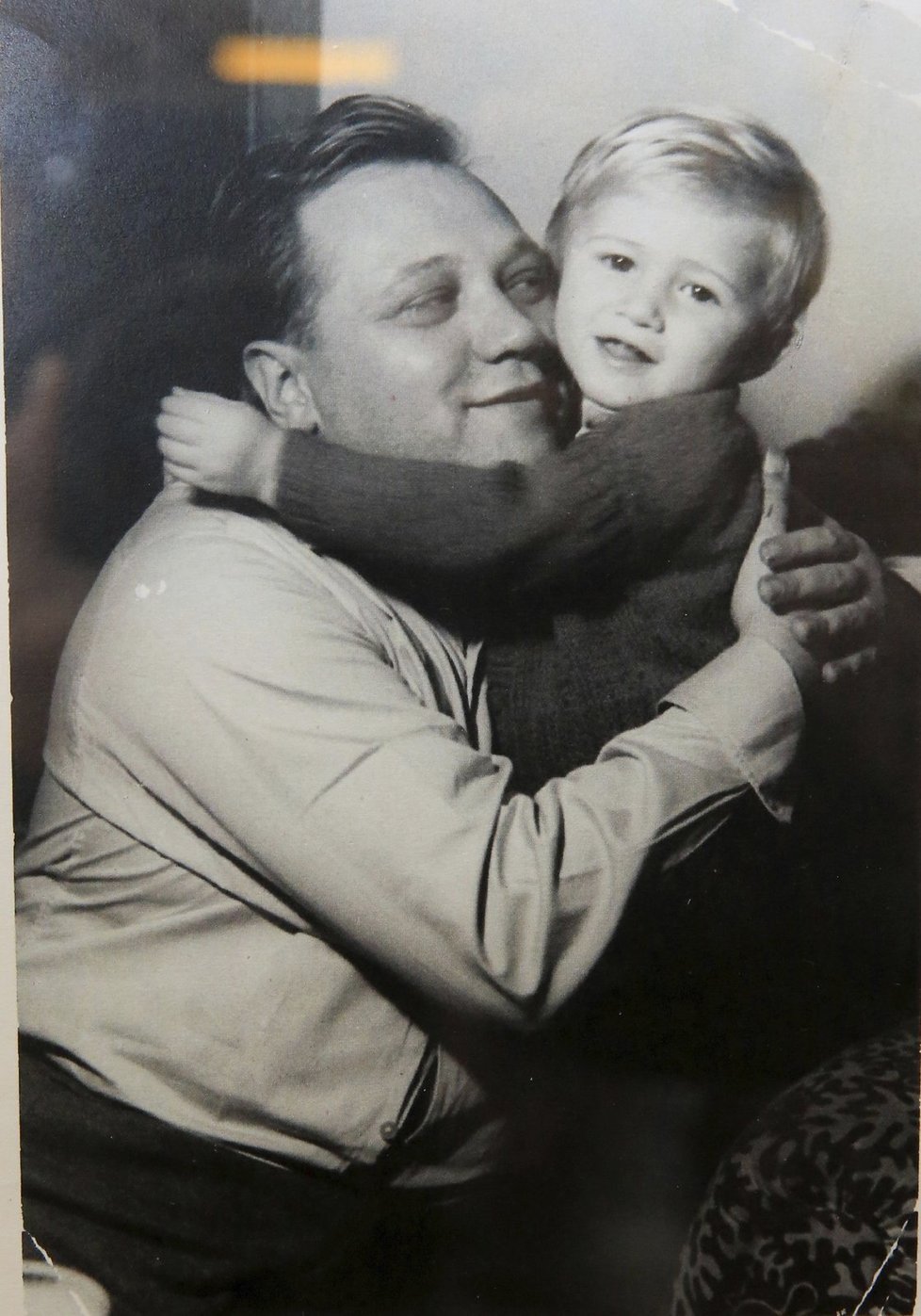 Rudolf Hrušínský objímá dvouletého synka Honzíka.