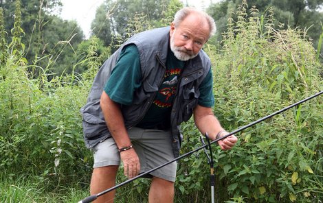 Menší rybky určené jako nástraha si k vodě můžeme přinést v kýblu – jako herec Rudolf Hrušínský.