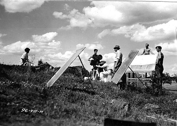 1944: Rudolf Hrušínský byl i vynikající režisér. Na snímku za kamerou režíruje Hanu Vítovou