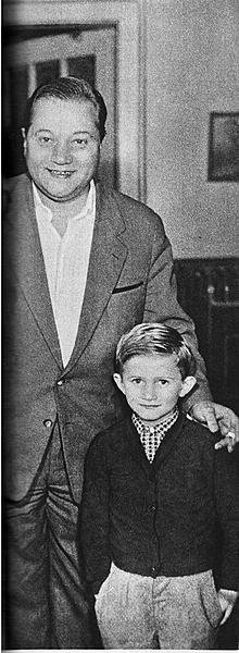 1961: Přišel redaktor z časopisu Kino a rovnou si herce se synem Honzíkem vyfotil mezi dveřmi.