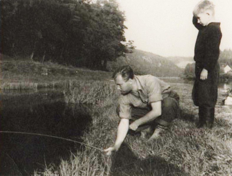 1955 S tátou Rudolfem na rybách coby špunt.