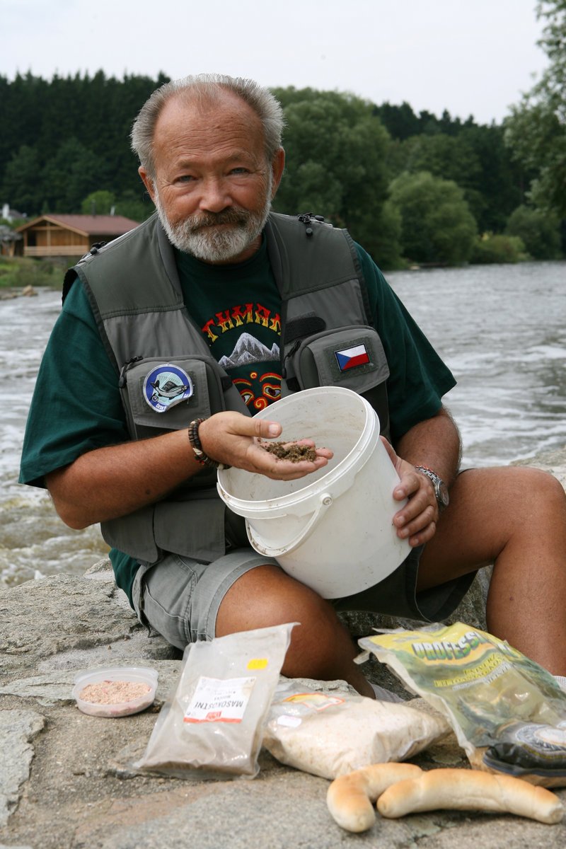 Každý rybář má vlastní recepty na ta nejlepší těsta. Herec Rudolf Hrušínský není výjimkou.