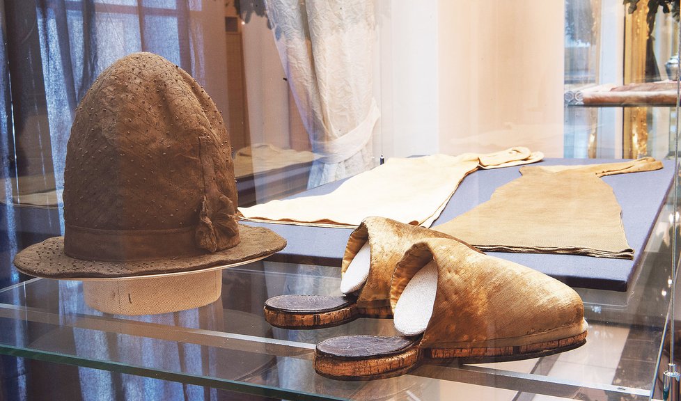 Bačkory, klobouk nebo punčochy, ve kterých byl Rudolf II. pochován