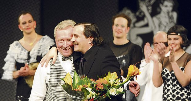Oslava v divadle byla pro Rudolfa Jelínka překvapením. Na jevišti mu gratuloval režisér Petr Kracik.