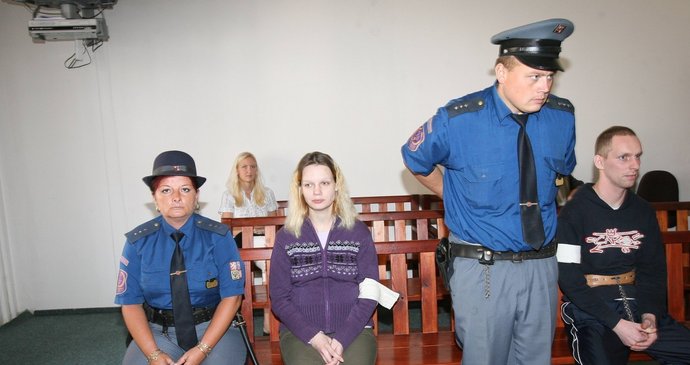 Obžalovaní Kateřina Kulhánková a Rudolf Kalus u soudu