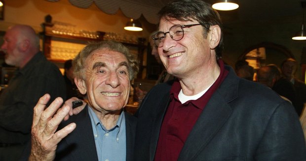 Spisovatel Rudolf Roden (vlevo) v roce 2004 na křtu knihy Jsem zase tam spolu s Ladislavem Štaidlem