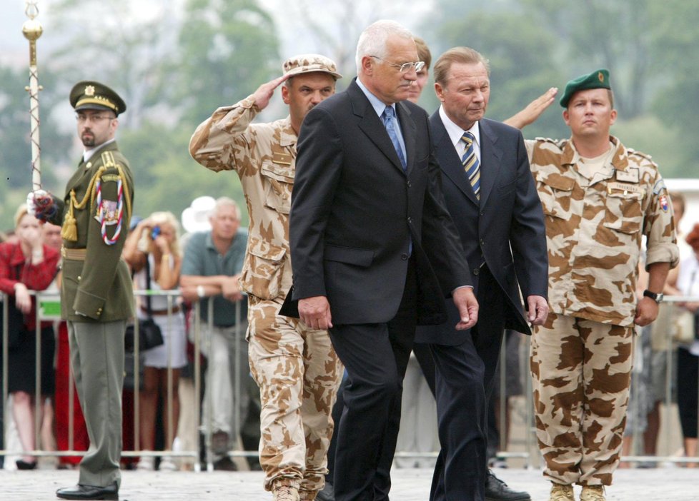 Slovenský exprezident Rudolf Schuster s Václavem Klausem v roce 2003