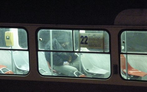 Zastřelený muž zůstal sedět na sedadle v tramvaji.