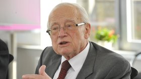 Zemřel český vědec Rudolf Zahradník, bývalý šéf Akademie věd a školitel Angely Merkelové.