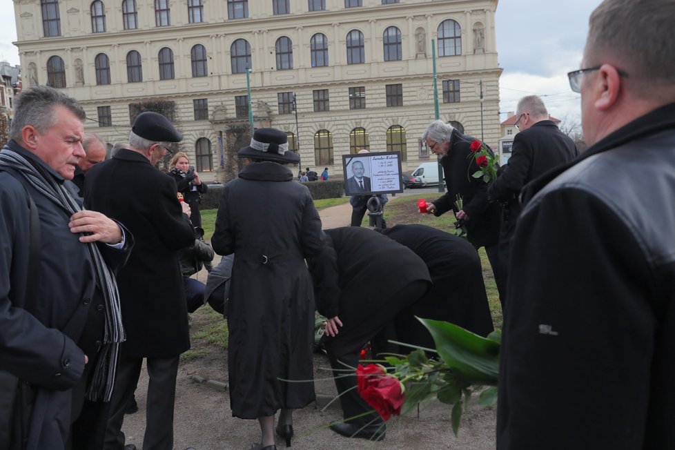 Lidé při pietě za zesnulého šéfa Senátu Jaroslava Kuberu před pražským Rudolfinem (3. 2. 2020)