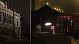 VIDEO: Rány a ohňostroj jisker v centru Prahy. U Rudolfina se přes noc střílí, ale jen slepými