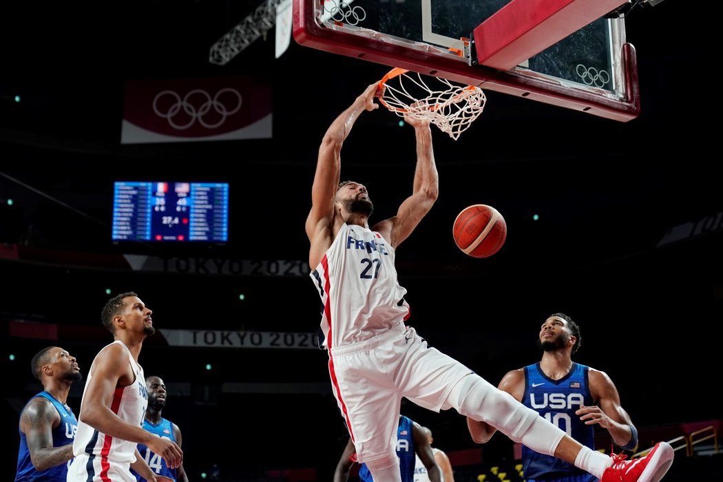 Rudy Gobert z Francie smečuje v zápase s USA