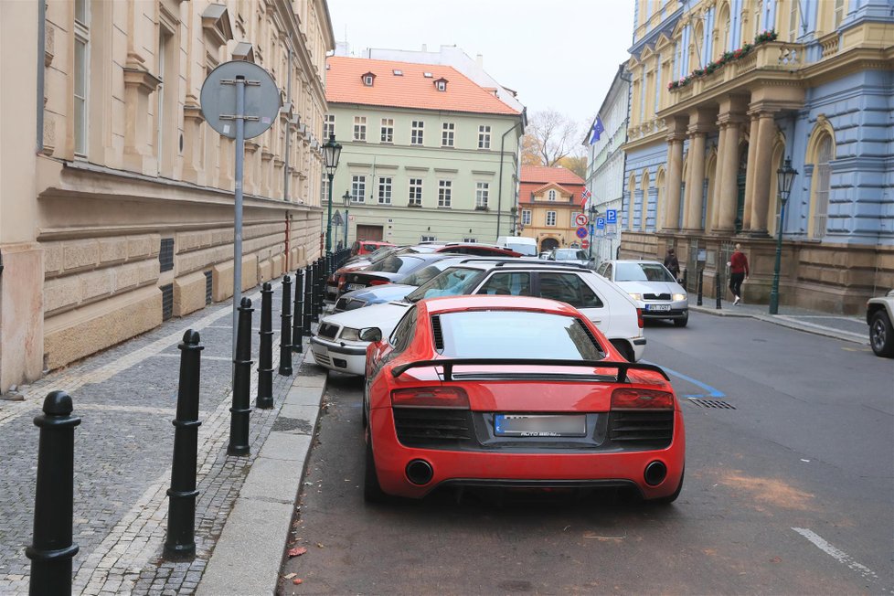 Rudolf Rudyšar má Prahu za parkoviště bez omezení. Parkuje, kde se mu zamane. Červenou audinu se prý ale chystá prodat.