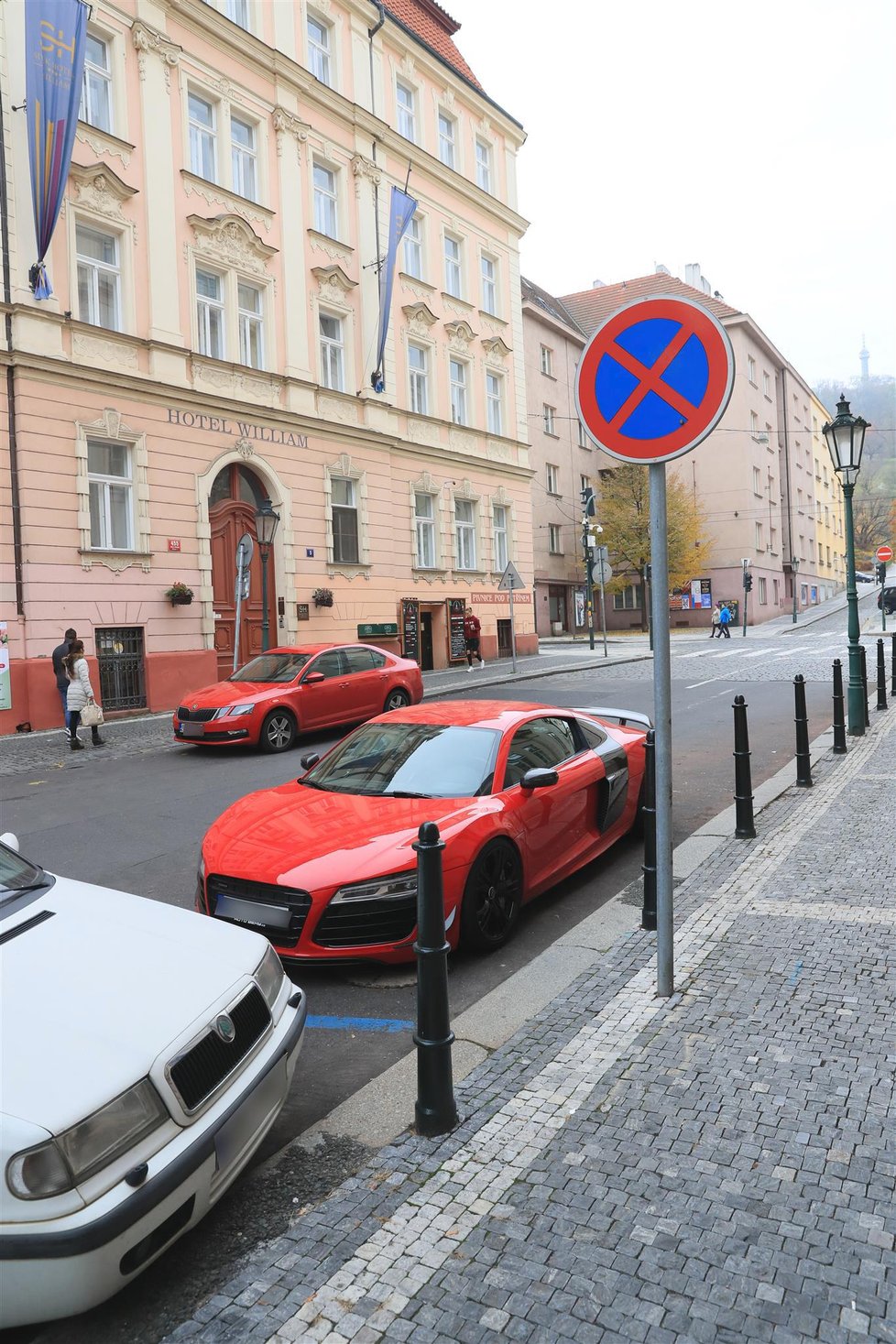 Rudolf Rudyšar má Prahu za parkoviště bez omezení. Parkuje, kde se mu zamane. Červenou audinu se prý ale chystá prodat