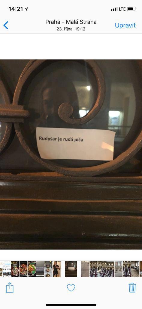 Rudolf Rudyšar měl na autě zajímavý vzkaz. Tvrdí, že za tím stojí jeho sousedé, kteří si stěžují na bezohlednost asistenta šéfa KSČM. Rudyšar prý často porušuje předpisy. Syn náměstkyně ministryně průmyslu a obchodu ale tvrdí, že ho ke špatnému parkování navedli sami policisté.