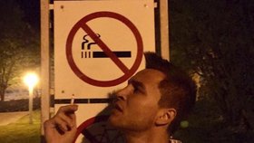 Rudolf Rudyšar si rád hraje na rebela. Na sociální síť se nechal například vyfotit se zapálenou cigaretou u cedule, která kouření zakazuje.