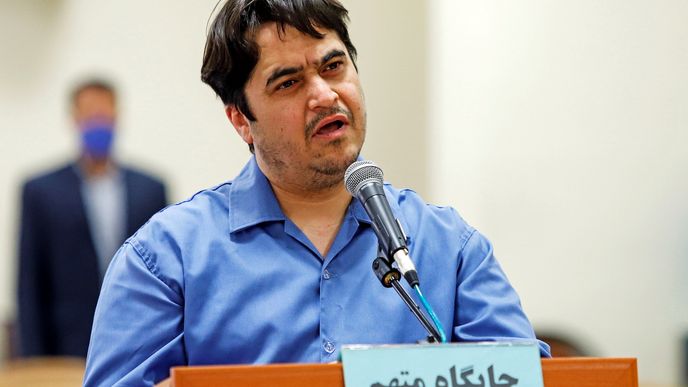 Írán popravil opozičního novináře Rúholláha Zama.
