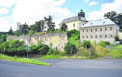 Bendovna stojí přímo pod homolským kostelem z 18. století.