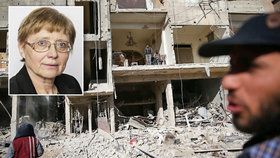 Poslankyně Zuzka Bebarová Rujbrová navštívila spolu s dalšími dvěma českými poslanci Damašek. V pozadí rozbombardované předměstí Damašku Douma.