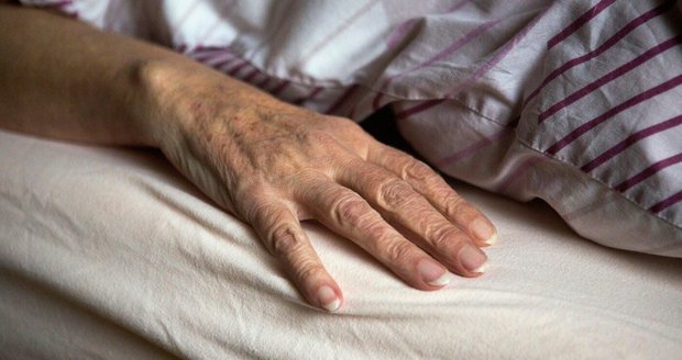 Ilustrační foto: Ruka důchodce