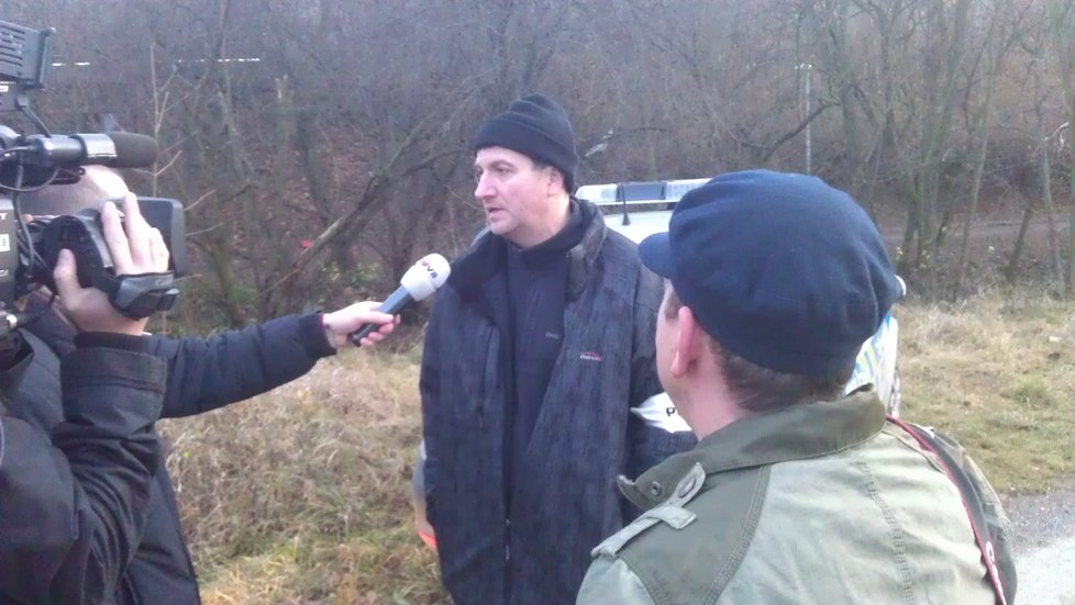 Ruce nalezl náhodný kolemjdoucí, řekl novinářům na místě Josef Mareš, šéf oddělení vražd