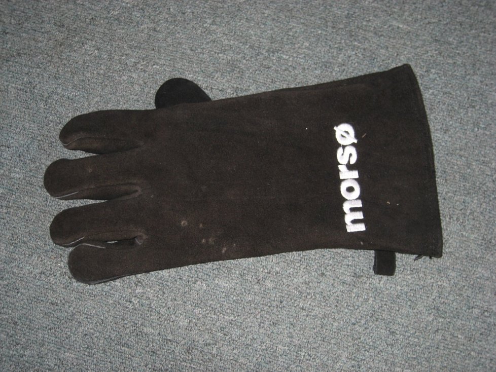 Abyste se při práci neumazali či nepopálili, použijte koženou rukavici, za 570 Kč prodává Morso